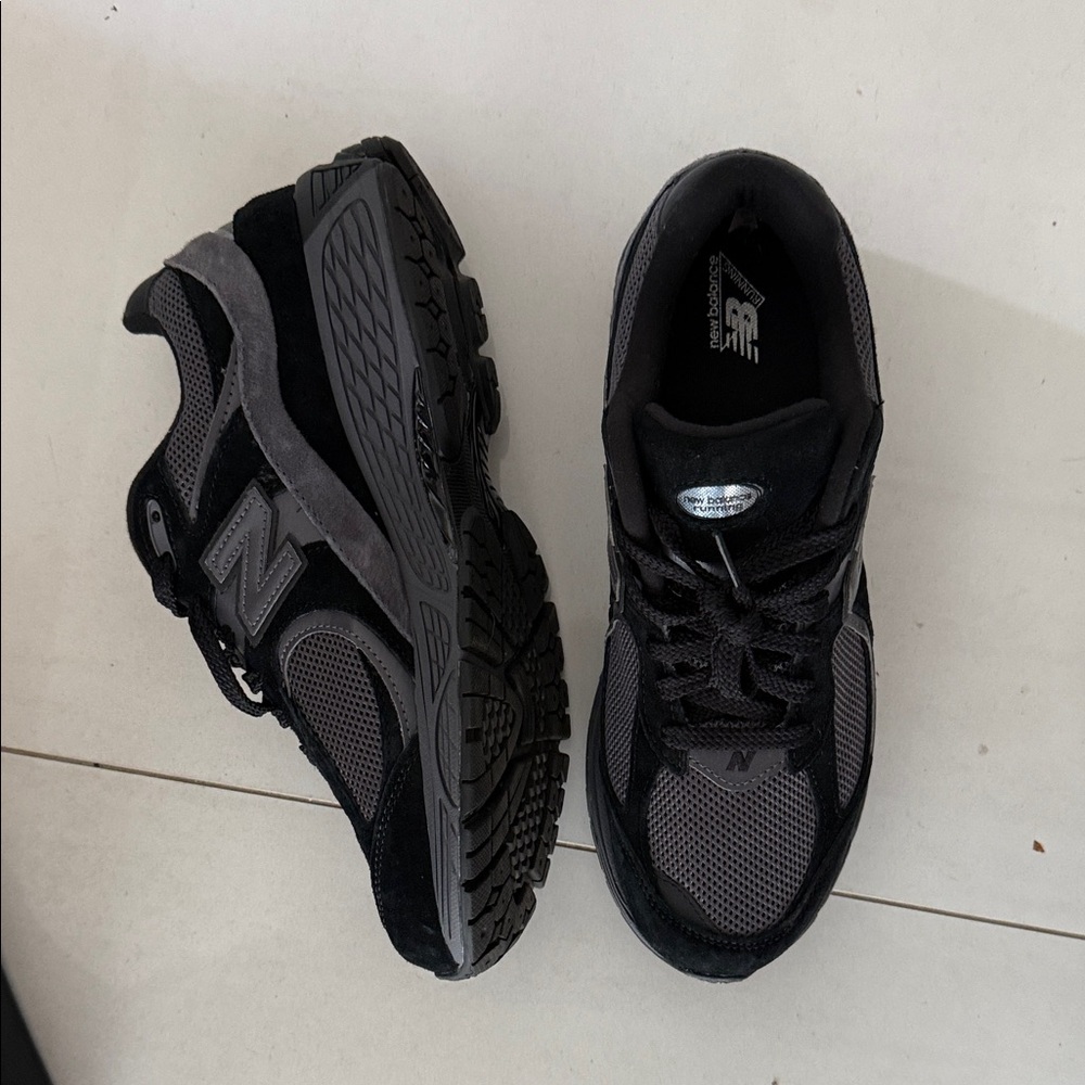 New Balance Men's Black and Gray Athletic Sneakers